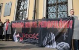 Protest przed krakowską kurią po flmie Sekielskiego 