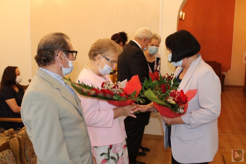 Złote Gody Bojanowo. Świętują małżeńskie jubileusze. Pary z 50-letnim stażem otrzymały gratulacje i medale