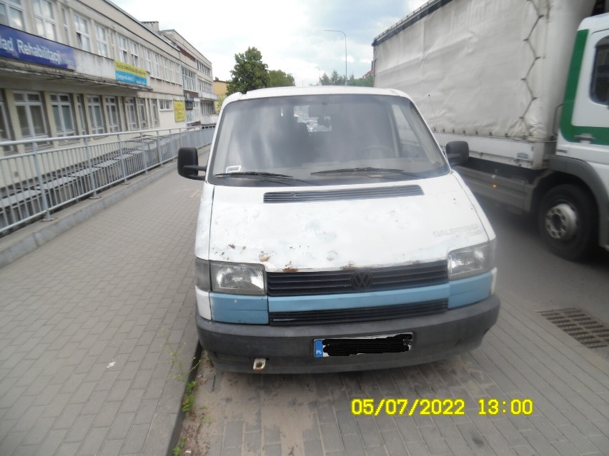 Porzucony samochód od miesięcy blokuje miejsce parkingowe osobom niepełnosprawnym przy Zakładzie Rehabilitacji na Witominie