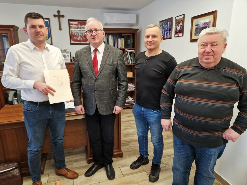 Podpisanie z wykonawcą umów na remonty dróg w gminie Gołańcz