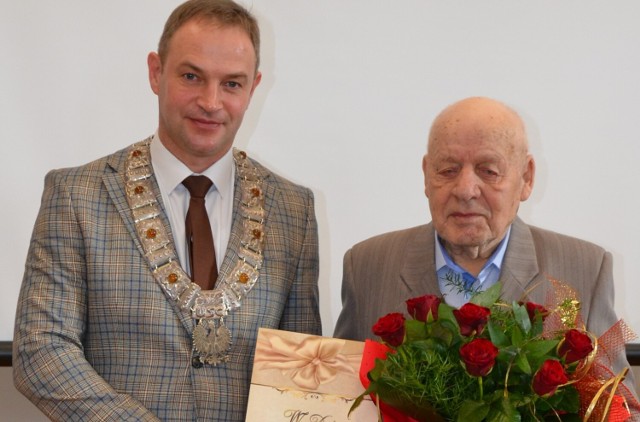 98-letni pan Leon Nadarzyński z wójtem Danielem Kożuchem