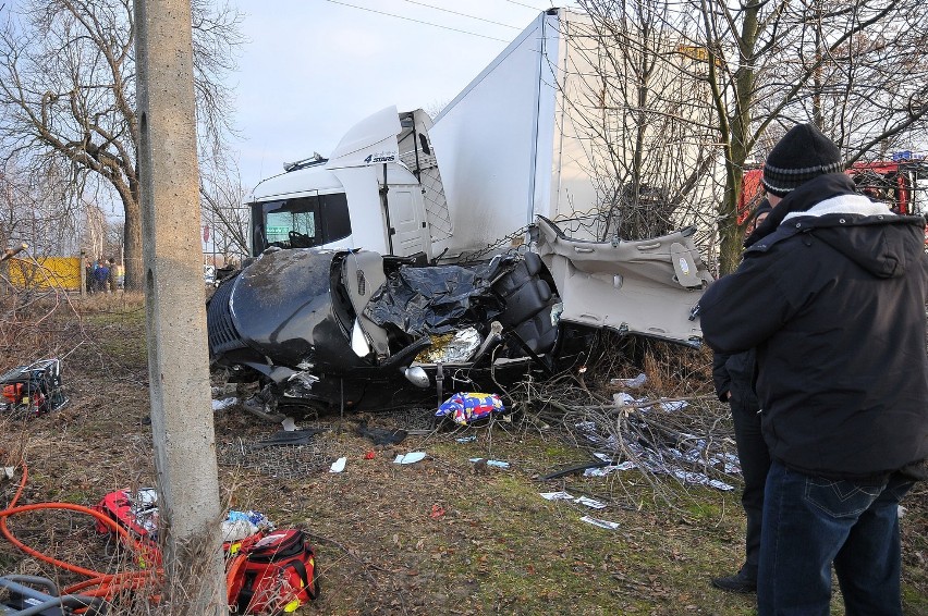 Tragiczny wypadek na skrzyżowaniu w Dąbrowicach [ZDJĘCIA]