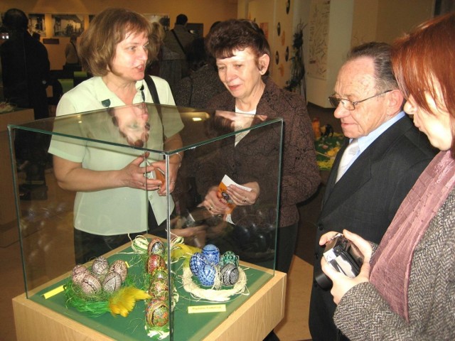 Bożena Kubita z Muzeum w Gliwicach prezentyje zwiedzającym wystawowe egzemplarze najpiękniejszych kroszonek i pisanek.