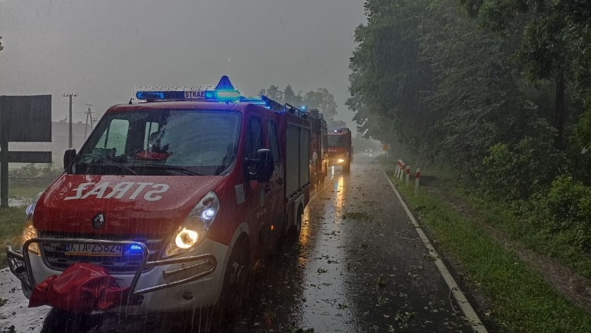 Burza uderzyła w niedzielne poołudnie najpierw w gminę Lisia...