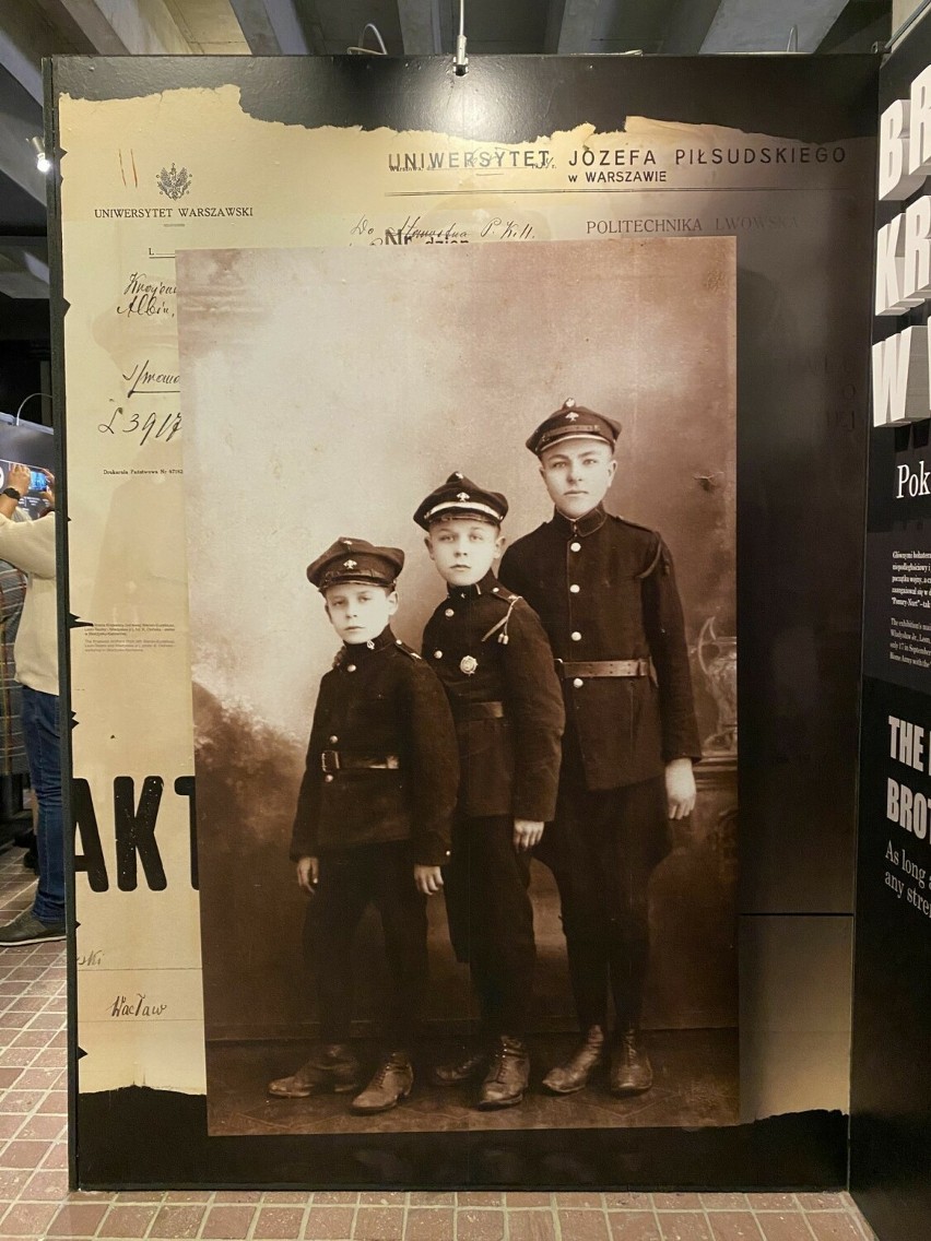 Trzej bracia Krajewscy w mundurkach strażackich