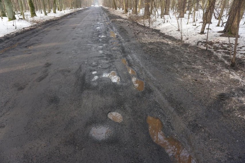 Nowe drogi w gminie Wolbórz są już zniszczone przez ciężki...