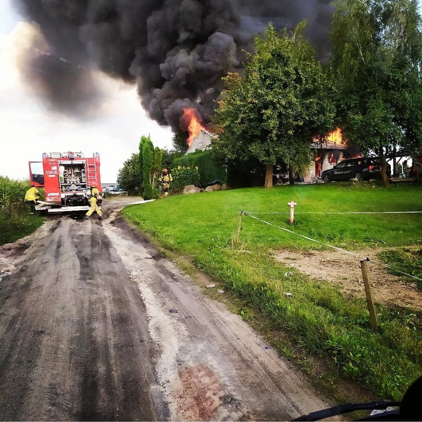 Pożar w Nadrożu koło Rypina. Spłonął dach domu i sąsiedni garaż. Potrzebna pilna pomoc [zdjęcia]