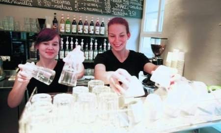 Paulina Zezula i Marta Szczypińska są zadowolone z pracy w Kawa Barze fot. marcin oliva soto