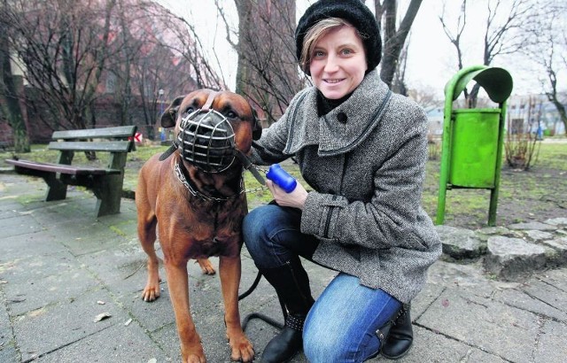 Beata Nieluda z Lubina, wychodząc na spacer ze swoim pupilem Maksem, zawsze ma przy sobie woreczki i sprząta po ulubieńcu.