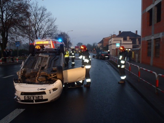 Wypadek w Strzałkowie. Na drodze krajowej nr 92 zderzyły się dwa samochody