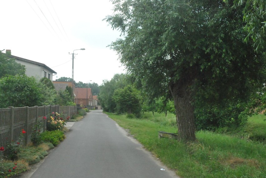 DROBNIN. Jedna z najbardziej zielonych wsi w leszczyńskim. Zachwyca ciekawy kościół i dwór Ponikiewskich [ZDJĘCIA] 