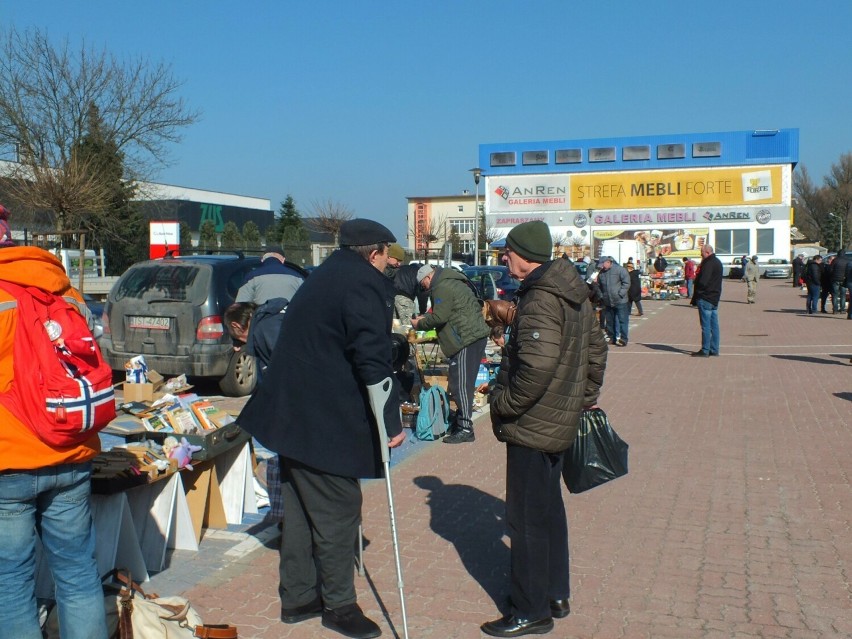 Giełda staroci i rożności w Starachowicach. Bardzo dużo ludzi w sobotę dziewiątego marca. Zobacz zdjęcia