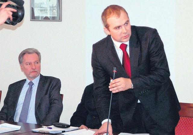 Nowy starosta radomszczański Robert Zakrzewski (PO), obok wicestarosta Andrzej Plutecki (PiS)