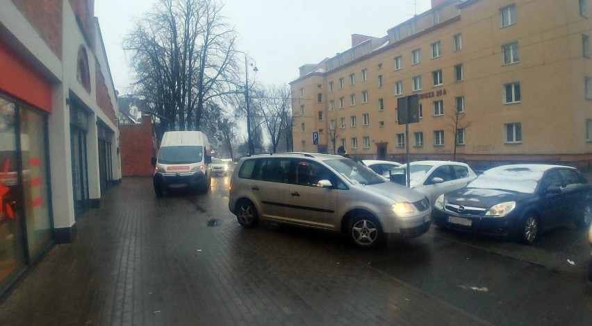 Mistrzowie parkowania na Chodkiewicza w Bydgoszczy. Piesi skarżą się na źle parkujące auta [zdjęcia]