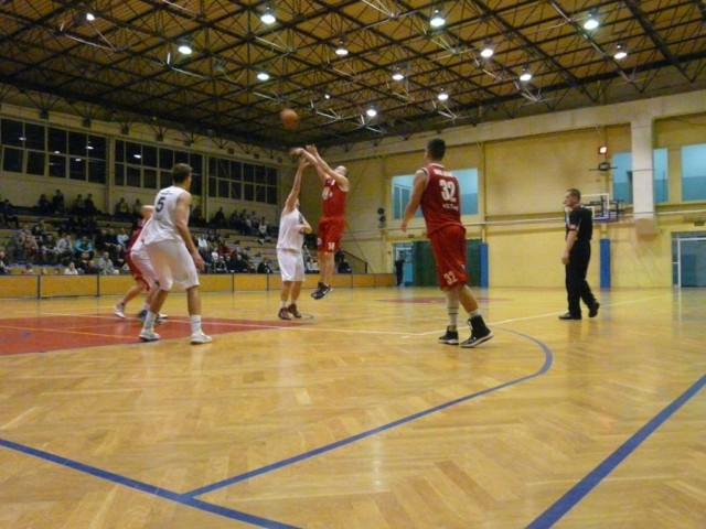 Drużyny MKS-u Skierniewice i Księżaka Łowicz awansowały do półfinałów fazy play-off w 2. lidze koszykówki, grupy C.
