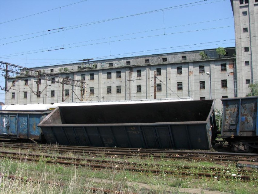 W Ostrowie wykoleił się pociąg [FOTO]