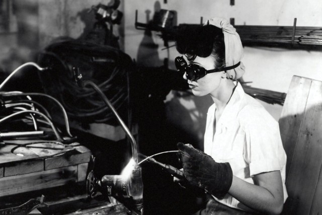 Na zdjęciu: pracownica podczas spawania. Zdjęcie wykonano w trakcie II wojny światowej.

Lata 40.