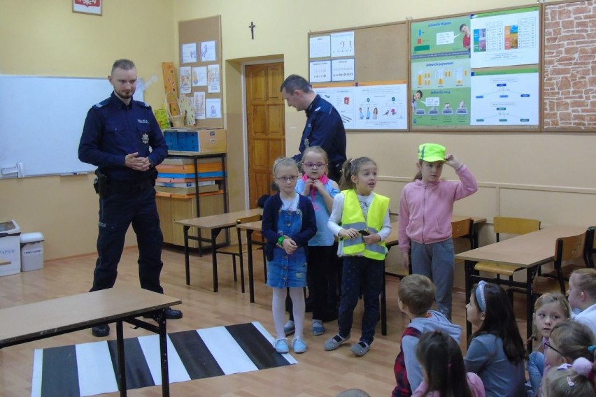 Policjanci odwiedzili uczniów w Szkole Podstawowej w Dobrzyniu nad Wisłą [zdjęcia]