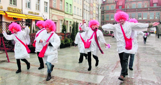 Niezwykłe kupidyny - w białych płaszczach i z afro na głowie - pojawiły się w weekend na ulicach Gdańska