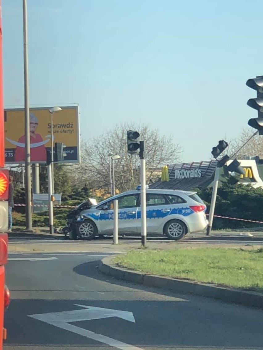 Wypadek w Tarnowskich Górach. Radiowóz zderzył się z osobówką. Ranne dziecko