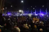 Wojna na Ukrainie. Wielka manifestacja przed Ambasadą Federacji Rosyjskiej. "Warszawa solidarna z Ukrainą"