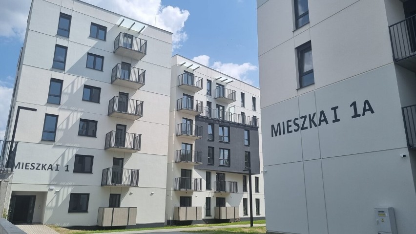 Mieszkańcy odebrali klucze do nowych mieszkań w Pleszewie....