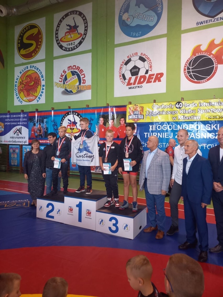 Zapaśnicy Moreny i Cartusii z workami medali na turnieju w Miastku