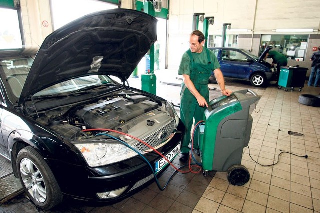 Większość klientów przyjeżdża, żeby napełnić klimatyzator czynnikiem chłodniczym.