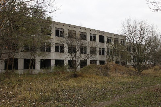 Nieukończony budynek szkoły na osiedlu Bolesława Śmiałego w Poznaniu.