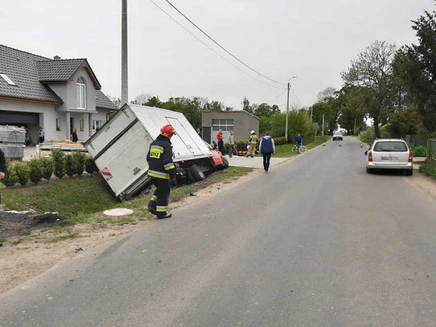 Wypadek gmina Cedry Wielkie. W wyniku zderzenia auto dostawcze wpadło do rowu i uszkodziło skrzynkę elektryczną |ZDJĘCIA