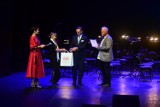 Sekcja wokalna Uniwersytetu Trzeciego Wiekuw Zduńskiej Woli wróciła z nagrodami i wyróżnieniami z Gali Senior Plus w Łodzi ZDJĘCIA 
