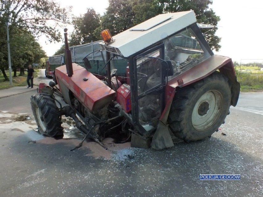 Wyprzedzał na skrzyżowaniu. Zderzył się z ciągnikiem [ZDJĘCIA] 