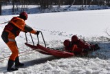 Człowiek wpadł pod lód na stawach w Kobylance. Akcja ratunkowa była szybka, choć na szczęście to były tylko ćwiczenia