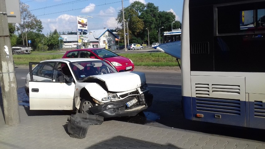 Kraków. Autobus miejski wjechał w samochód osobowy