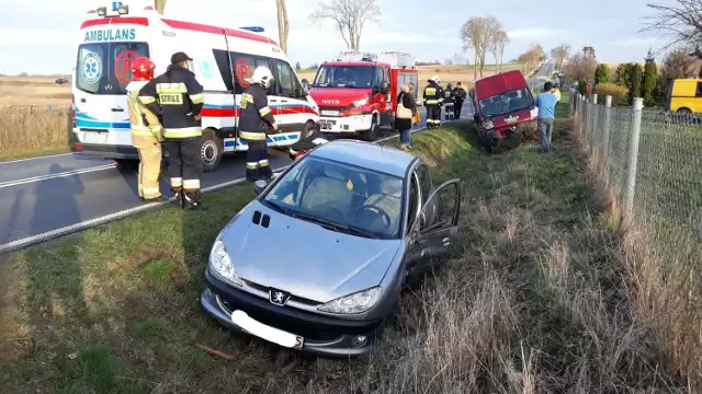 Do groźnie wyglądającego wypadku doszło w Starym Jarużynie. Dwa auta dachowały po zderzeniu. Jedna osoba została ranna.