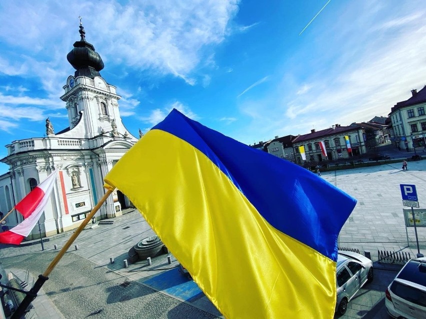 Flaga Ukrainy na placu Jana Pawła II w Wadowicach