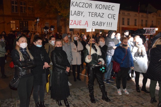 Protestujący świecianie po godz. 18 wyruszyli z płyty Rynku na ulice miasta