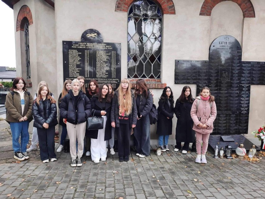 "Szkoła pamięta" w Radomsku. Uczniowie radomszczańskich szkół odwiedzili groby i miejsca pamięci