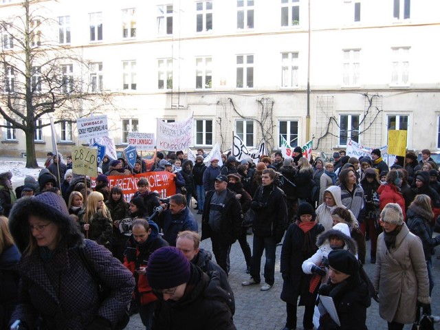 O godz. 11.15 na dziedzińcu magistratu zebrała się grupa około stu osób protestujących przeciwko likwidacji szkół.