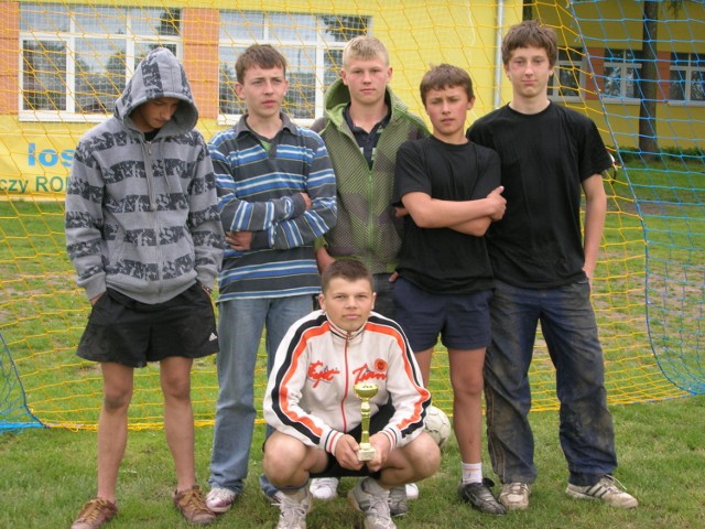 Młodzi sportowcy-amatorzy z Wojciechowa