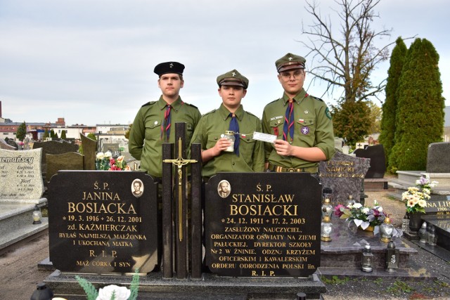 Harcerze zapalili znicze, do których została przyczepiona karteczka ze specjalną sentencją.