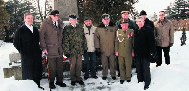 Co roku 9 lutego kombatanci Ludowego Wojska Polskiego składają kwiaty na grobach poległych kolegów
