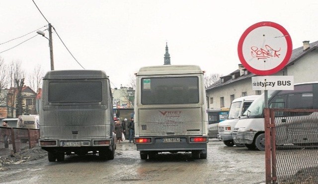 Przy ulicy Kilińskiego w Limanowej na dzierżawionej działce powstał prywatny zajazd dla autobusów jednego z przewoźników