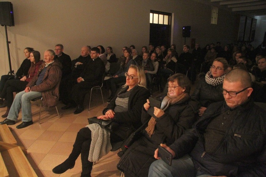 Niezwykły spektakl w kościele Świętej Królowej Jadwigi w Kielcach. „Opowieść wigilijna” ku przestrodze (ZDJĘCIA)
