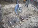 Znaleziono szczątki 12 osób, w tym dwojga dzieci [ZDJĘCIA]