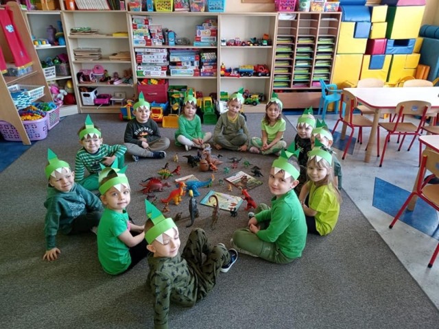 Dzień Dinozaura u czterolatków jędrzejowskiej "Piątki". Dzieci udały się w podróż do prehistorycznych czasów.