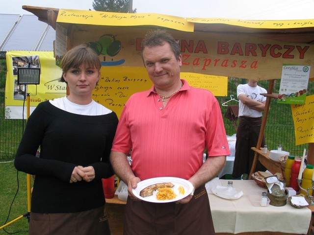 Piotr Niewiadomski, szef restauracji &#8222;W Starym Młynie&#8221;, z karpiem po milicku. Obok pracownica kuchni - Dominika Chrzan