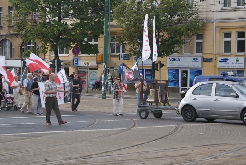 Marsz smoleński przeszedł ulicami Poznania [ZDJĘCIA]