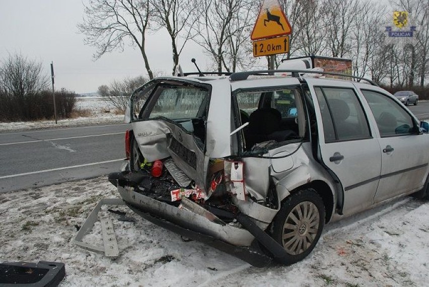 Wypadek w Kończewicach. 5 osób rannych po zderzeniu 2 samochodów
