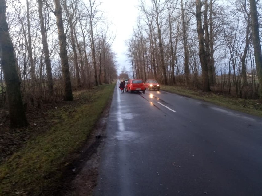 Wypadek na drodze Izbica Kujawska - Lubraniec. Zderzenie samochodów marki Dacia i Opel [zdjęcia]